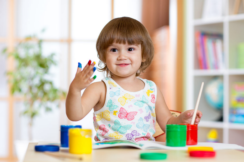 Độ tuổi 4 - 5 tuổi là độ tuổi phát triển tư duy sáng tạo. không nên kìm hãm và gò bó bé vào khuôn khổ
